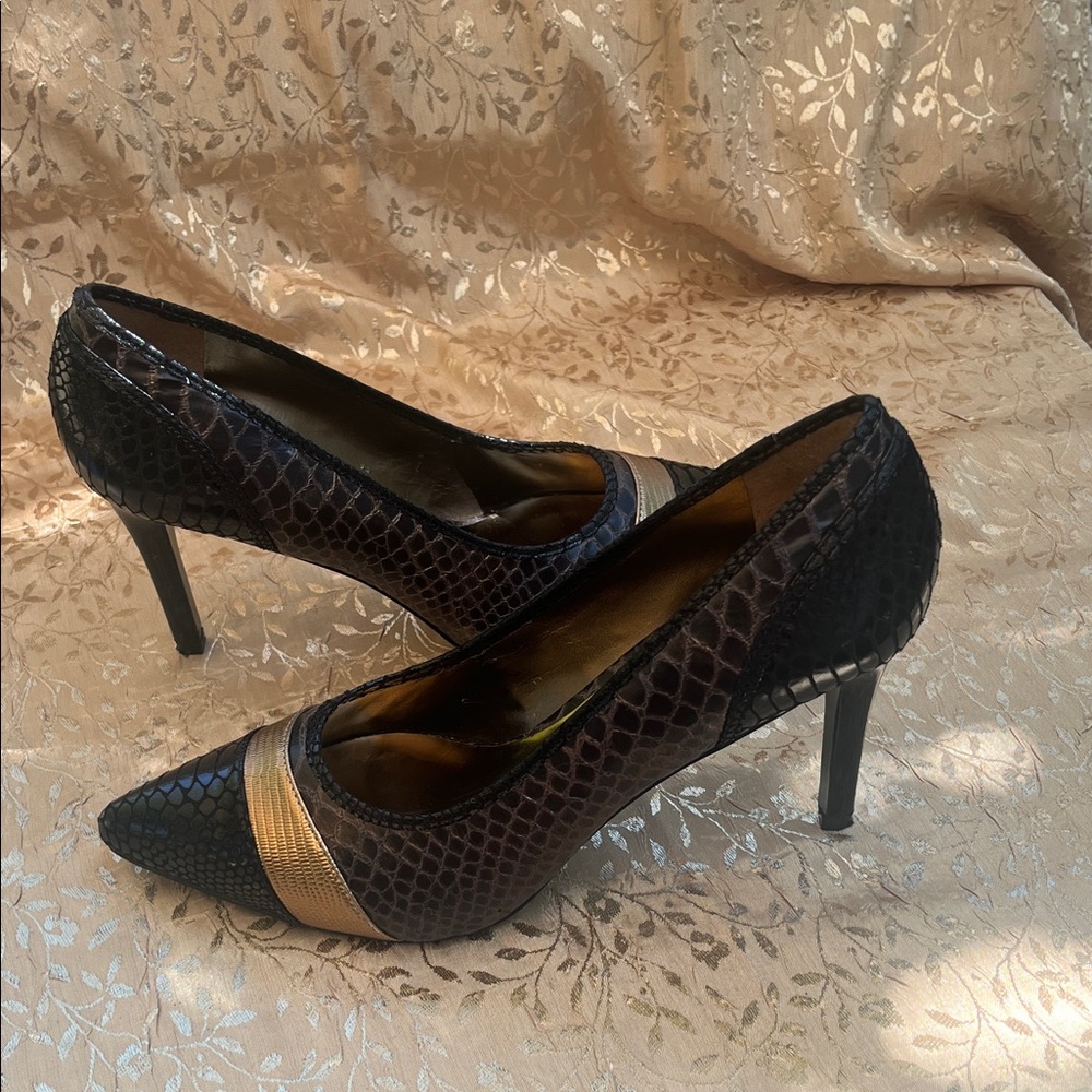 Carlos Santana Size 7.5 Black with Gold Stilettos - Picture 2 of 10